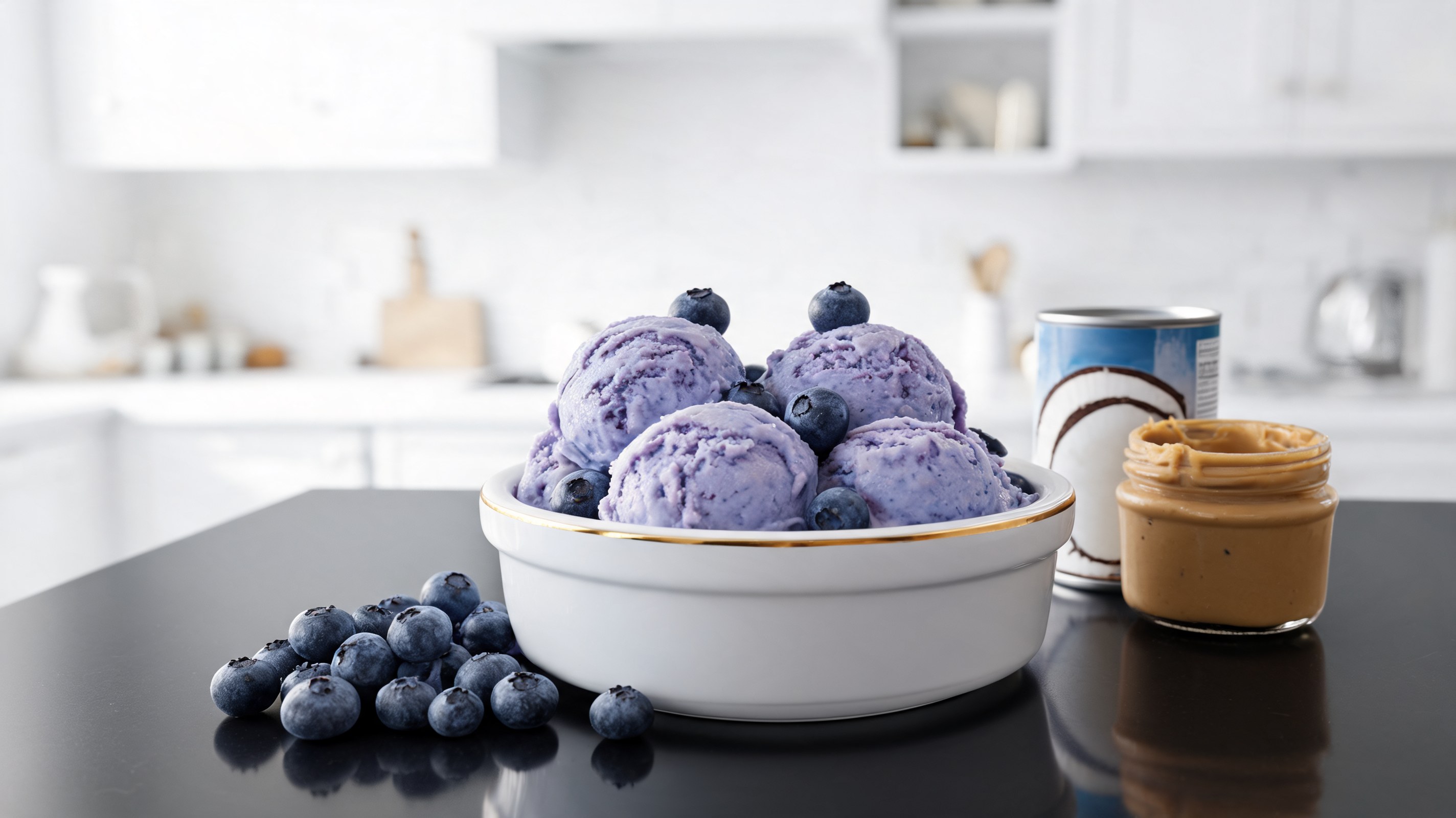 Schalen mit cremigem Heidelbeere- und Erdnussbutter-Eis für Hunde mit frischen Heidelbeeren daneben